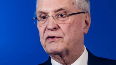 Bayerns Innenminister Joachim Herrmann (CSU) berichtete zu den mutmaßlichen Anschlagsplänen auf einen Weihnachtsmarkt im Raum Dingolfing im Dezember 2025. (Archivbild) (Foto: Christoph Soeder/dpa)