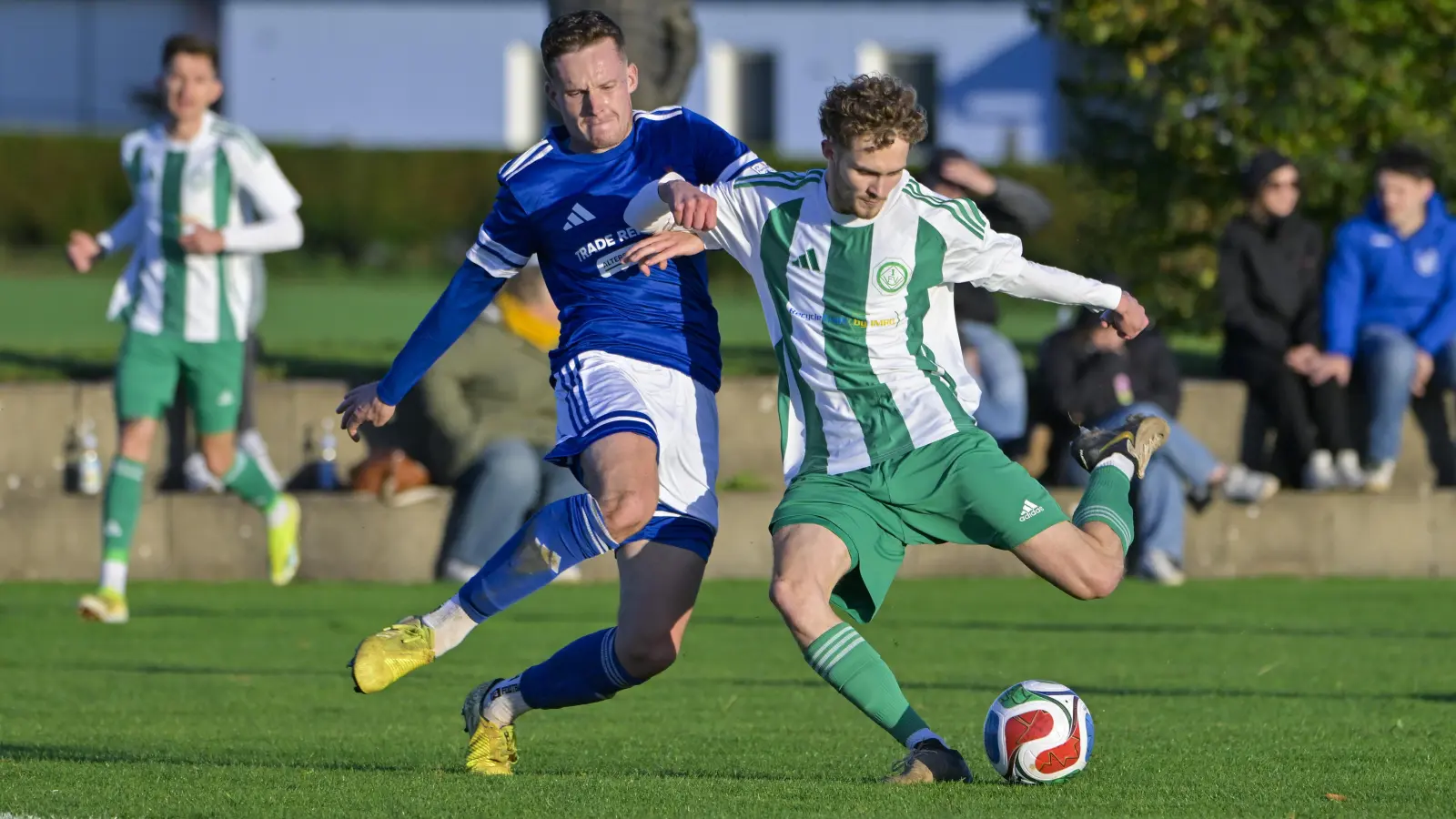 Die Partie zwischen Fortuna Neuses (in Blau Kevin Muhr) und dem FC Uffenheim (in Grün-Weiß Ben Kersten) war lange offen. Der FVU fand erst nach über einer Stunde den richtigen Hebel und siegte noch 5:2. (Foto: Martin Rügner)