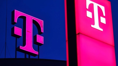 Die Telekom darf in ihrem Mobilfunknetz die Netzanzeige nicht durch einen Werbeslogan ersetzen, hat das Landgericht Köln entschieden. (Symbolbild) (Foto: Oliver Berg/dpa)
