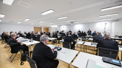 Bischöfe im Tagungsraum bei der Eröffnung der Frühjahrsvollversammlung der Deutschen Bischofskonferenz (DBK). (Foto: Julia Steinbrecht/KNA/dpa)