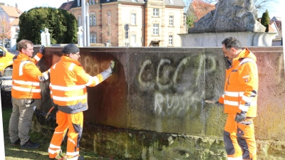 In Uffenheim waren vor knapp einem Jahr an und neben der Stadthalle prorussische Schmierereien aufgetaucht. Die Täter wurden geschnappt, seitdem häufen sich trotzdem Vandalismus-Vorfälle. (Archivfoto: Hans Herbst)