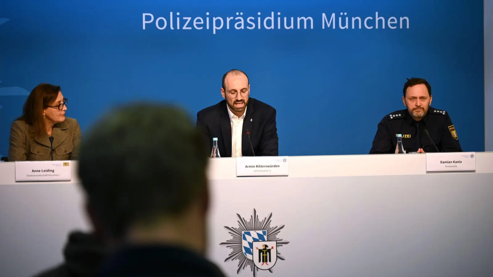 Armin Ritterswürden (M.), Kriminalrat der Polizei München, bei der Pressekonferenz zu einer Festnahme nach dem Tötungsdelikt. (Foto: Leonie Asendorpf/dpa)