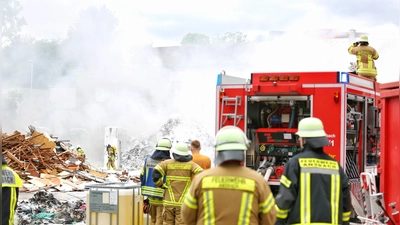 Ein Brand mehrerer Müllhaufen beschäftigte die Feuerwehr im Ansbacher Osten. (Foto: Tizian Gerbing)