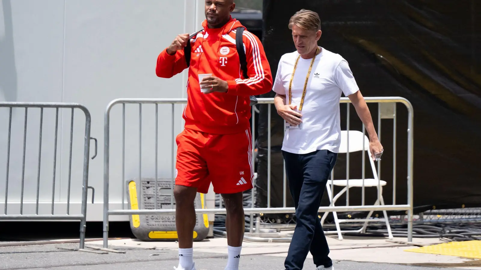 Sportdirektor Christoph Freund (r) und Trainer Vincent Kompany in Charlotte. (Foto: Sven Hoppe/dpa)
