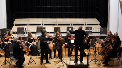 Ein Höhepunkt des Abends: Sergej Vassilenko und das Ansbacher Kammerorchester unter der Leitung von Andreas Weiss interpretieren die f-Moll-Romanze von Antonín Dvořák. (Foto: Thomas Wirth)