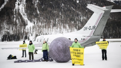 Im vergangenen Jahr hat Greenpeace in Davos gegen Privatflüge demonstriert. (Archivbild) (Foto: Gian Ehrenzeller/KEYSTONE/dpa)