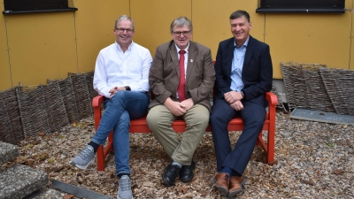 Ralph Engelbrecht und Harry Scheuenstuhl sowie Andreas Schilling (von links) sehen eine gute Zukunft für die Sozialstation nach dem Zusammenschluss ihrer Pflegedienste unter dem Dach der Caritas. (Foto: Ute Niephaus)