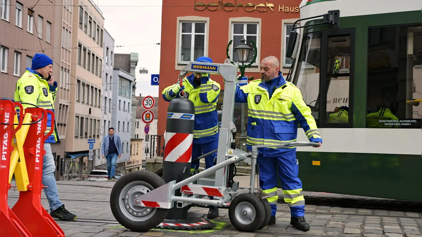 Mit mobilen Pollern am Weihnachtsmarkt, die teilweise minütlich verrückt werden mussten, sorgte die Stadt Augsburg für Aufsehen. (Archivbild) (Foto: Malin Wunderlich/dpa)