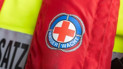 Auf der Flucht vor der Polizei ist in Lindau ein 24-Jähriger nachts in den Bodensee gestiegen und hat so eine große Suchaktion unter anderem der Wasserwacht ausgelöst. (Symbolbild) (Foto: Peter Kneffel/dpa)