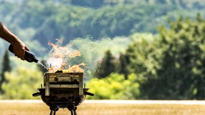 Bereits ein Funke kann bei längerer Trockenheit ausreichen, einen Waldbrand zu entzünden.ünden. (Foto: Frank Rumpenhorst/dpa/dpa-tmn)