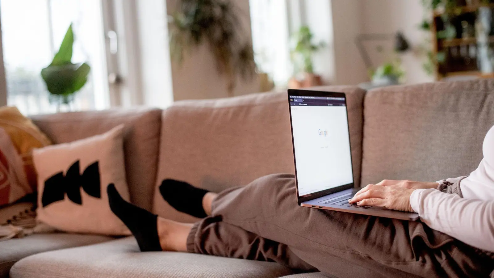 Der Dresscode fürs Homeoffice: Viele tragen zum Arbeiten dort Jogginghose. (Foto: Zacharie Scheurer/dpa-tmn)