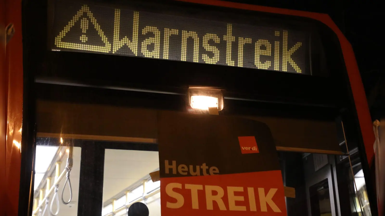 „Warnstreik“ steht auf der Anzeige einer Stadtbahn in Köln. (Foto: Sascha Thelen/dpa)