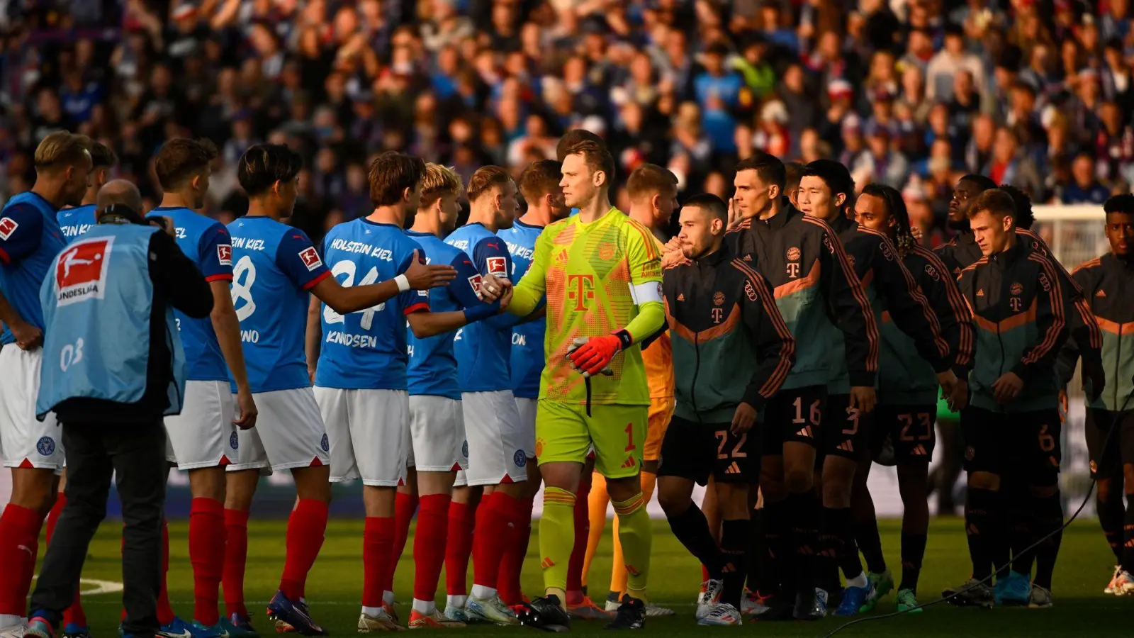 Aufsteiger gegen Rekordmeister: Holstein Kiel fordert den FC Bayern München heraus. (Foto: Gregor Fischer/dpa)