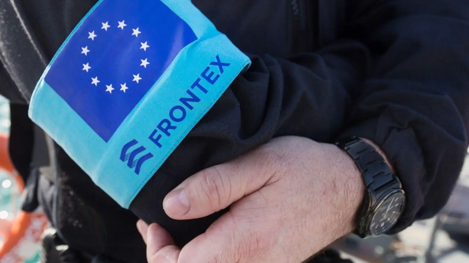 Ein Beamter der EU-Grenzschutzagentur Frontex, die 2024 deutlich weniger unerlaubte Grenzübertritte registriert hat als im Vorjahr. (Archivbild) (Foto: Christian Charisius/dpa)