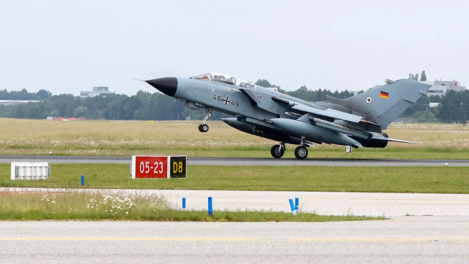 Die Bundeswehr nutzt den Flughafen Nürnberg von Montag an für Übungszwecke (Archivbild)  (Foto: Bodo Marks/dpa)