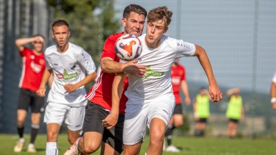 Nahkampf im Derby: Der Burgoberbacher Tom Forster (rechts) mit Jannis Jüttner vom SC Aufkirchen.  (Foto: Markus Zahn)
