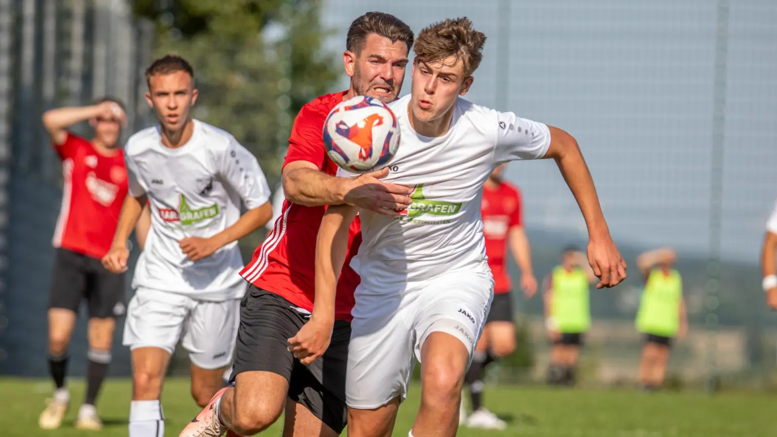 Nahkampf im Derby: Der Burgoberbacher Tom Forster (rechts) mit Jannis Jüttner vom SC Aufkirchen.  (Foto: Markus Zahn)