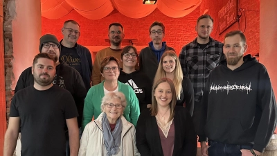 Die parteiunabhängige Bürgerinitiative „Wahlheimat Oberdachstetten” geht mit ihrer Bürgermeisterkandidatin Eileen Gillwald (Zweite von rechts, vorne) und Kandidatinnen und Kandidaten unterschiedlichen Alters ins Rennen bei der Gemeinderatswahl.  (Foto: Stefanie Schäfer-Dax)