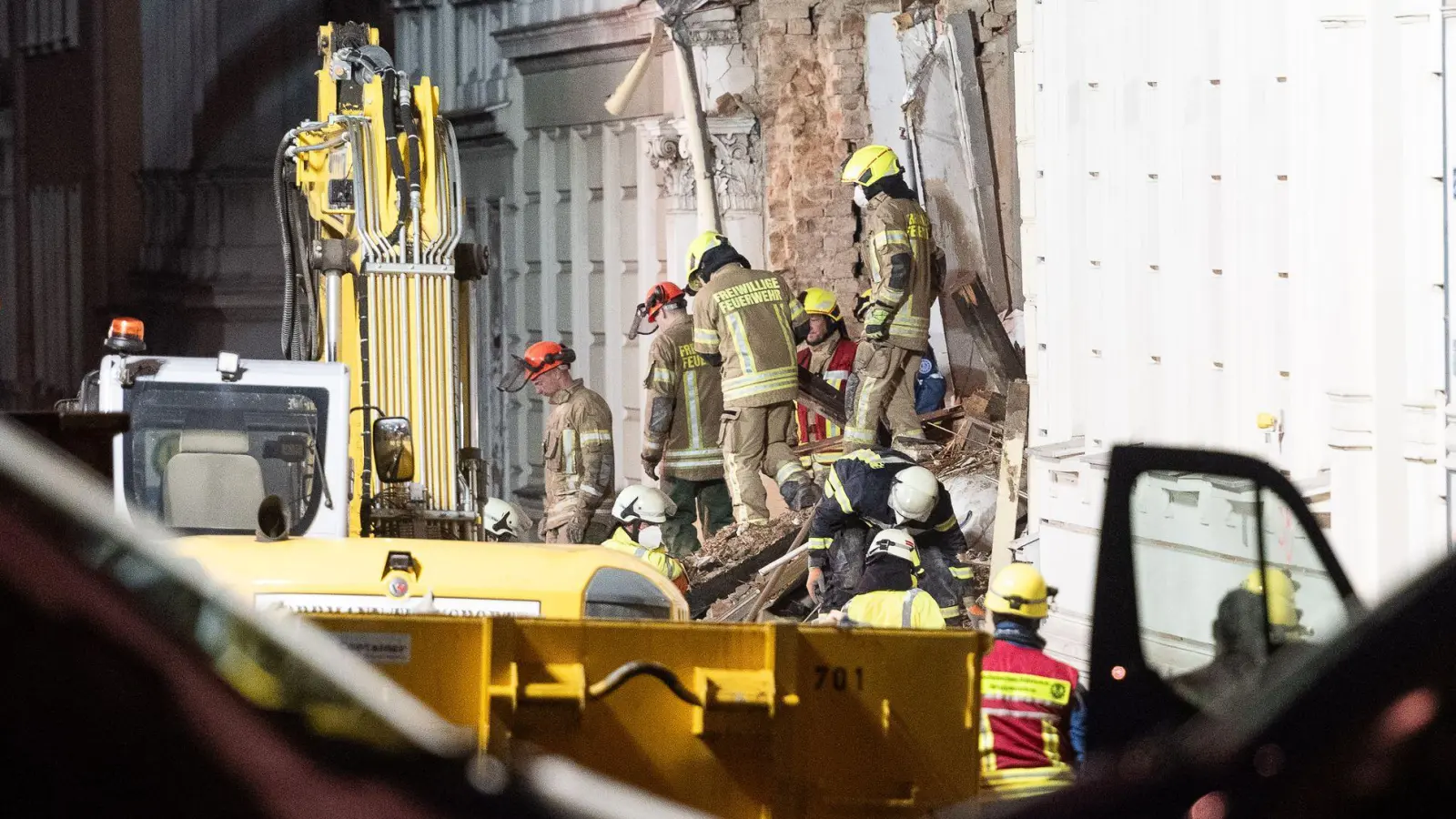 Bagger und Hunde im Einsatz: Suche nach zwei Vermissten geht weiter. (Foto: Paul Glaser/dpa)