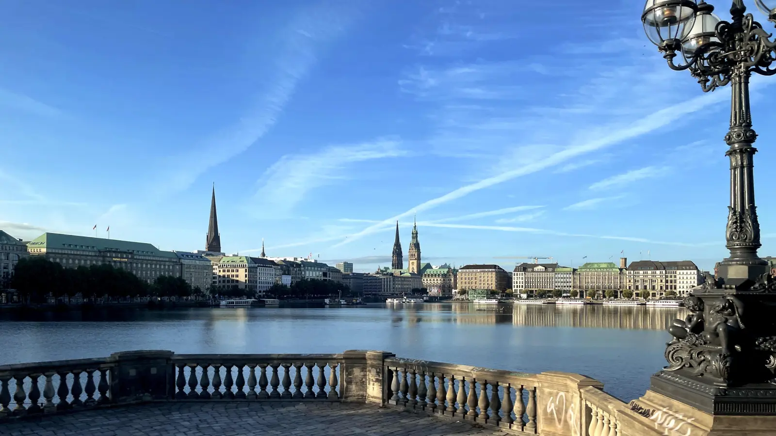 Sieht aus wie ein See, ist aber keiner: die Binnenalster. Die vornehme Stadtsilhouette, die sich an der Binnenalster ergibt, prägt das Bild, das Hamburg von sich in der Welt macht. (Foto: Thomas Wirth)