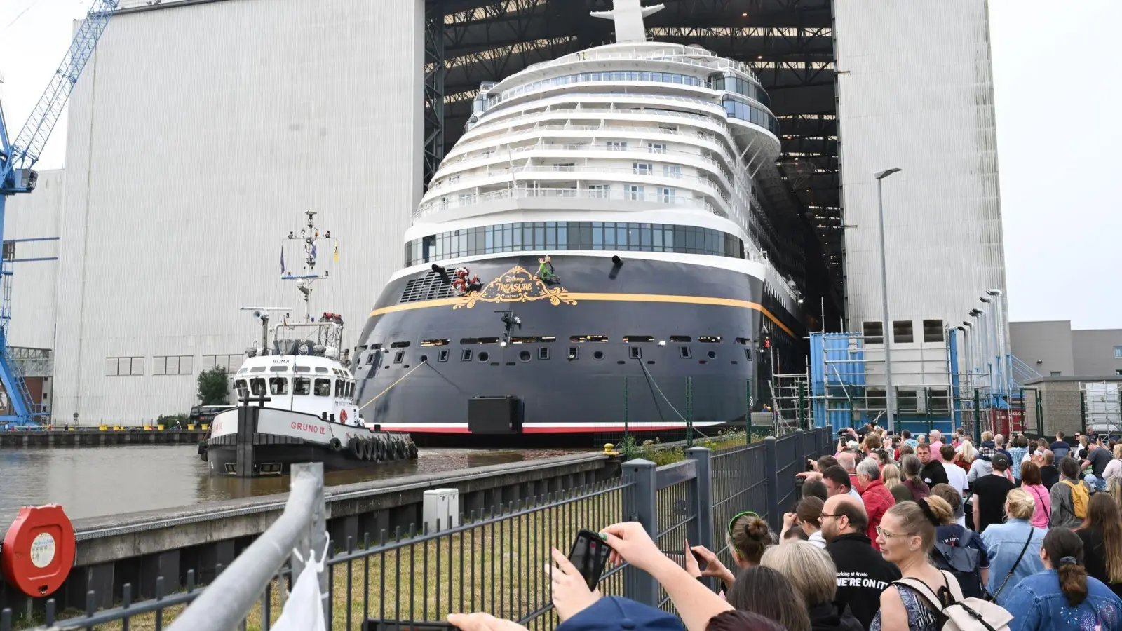 Verlässt ein neues Kreuzfahrtschiff die Meyer Werft, zieht das Hunderte Schaulustige nach Papenburg. (Archivbild) (Foto: Lars Penning/dpa)