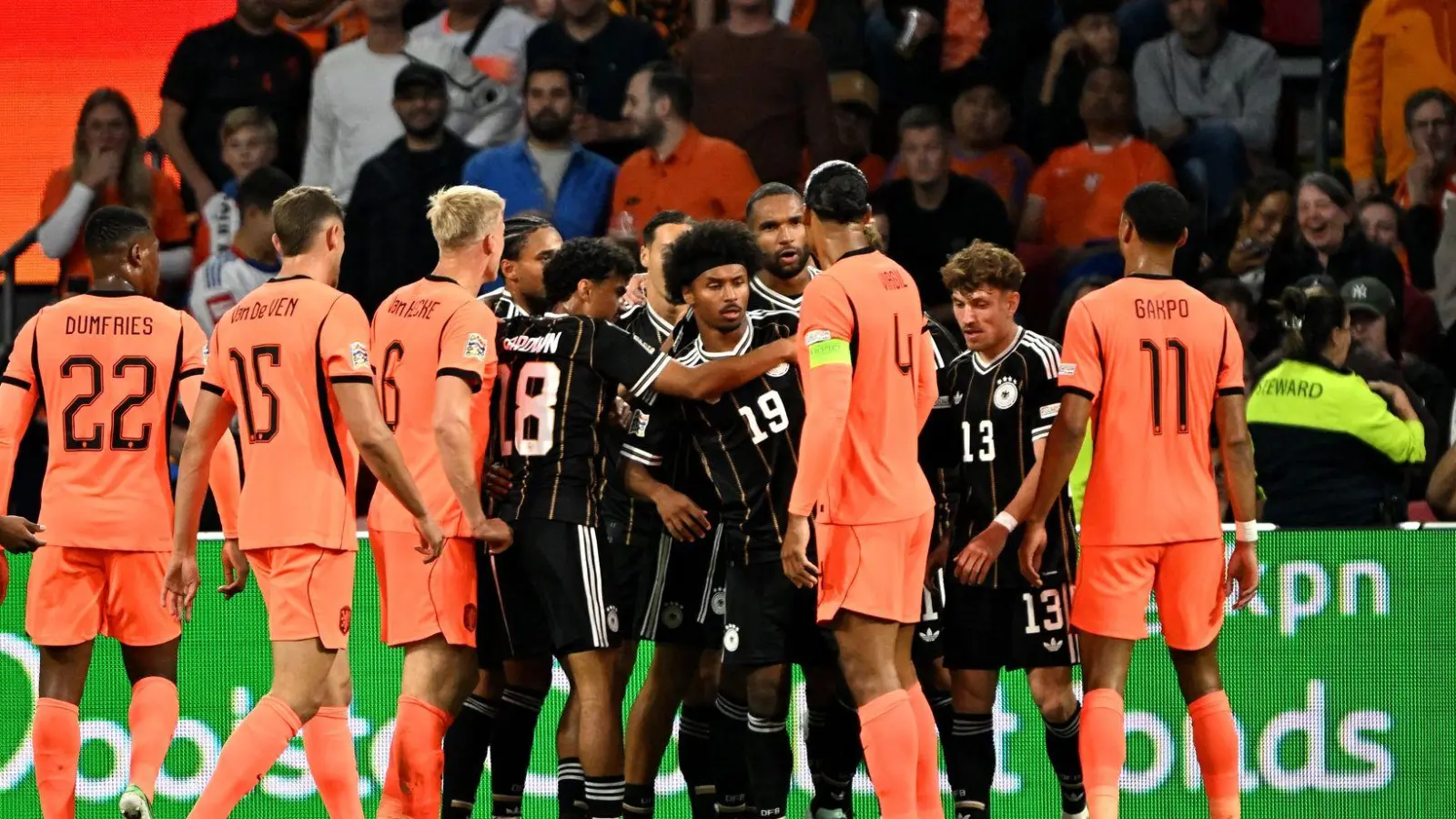 Die deutschen Spieler bejubelten ihr Führungstor, die Holländer beschwerten sich. (Foto: Federico Gambarini/dpa)