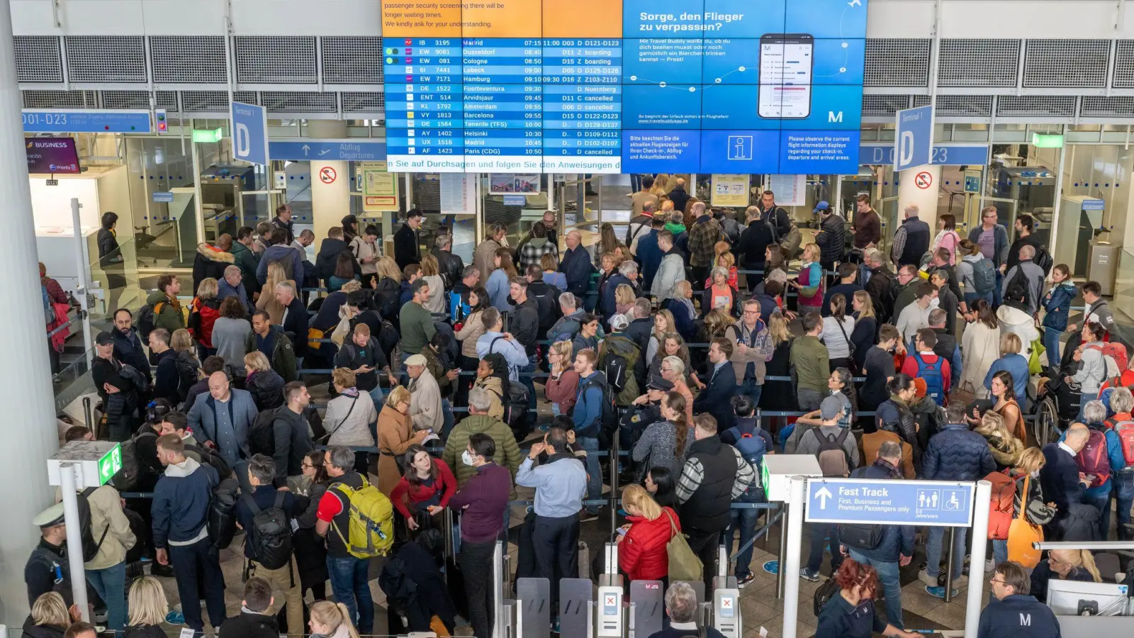 Tausende Klagen wegen Verspätungen und Ausfällen am Münchner Flughafen gingen ein.  (Foto: Peter Kneffel/dpa)