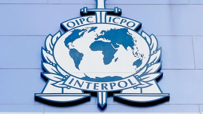 Ermittlerinnen und Ermittler aus 17 Ländern arbeiteten laut Interpol zusammen, um die gefährlichsten international gesuchten Kriminellen zu identifizieren. (Symbolbild)  (Foto: Wallace Woon/EPA FILE/dpa)