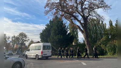 Über Stunden hinweg hatten mehr als 100 Polizeikräfte am Montag in Lindenberg, einem Ortsteil von Tauche, nach Beweismitteln gesucht. (Foto: Sarah Knorr/dpa)