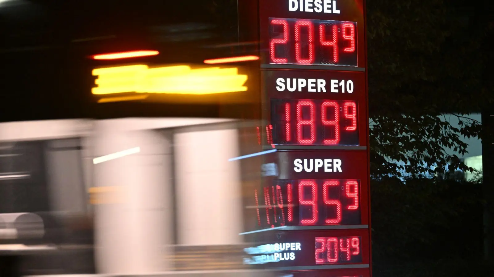 Die Spritpreise sind deutlich gefallen - teils weit unter 2 Euro. (Foto: Robert Michael/dpa)