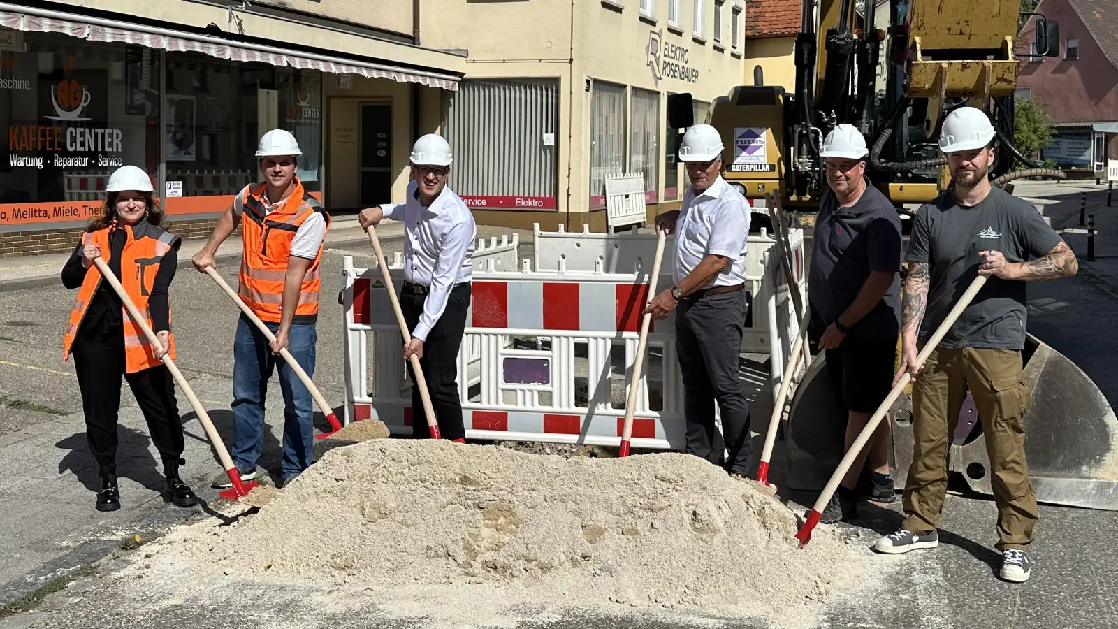 Bürgermeister Jörg Edelmann (Dritter von links) sowie Mario Strobel (rechts) vom Stadtbauamt mit den Vertretern der an der Baumaßnahme beteiligten Firmen.  (Foto: Stadt Wassertrüdingen/Svenja Durst)