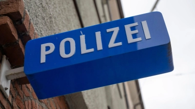 Der Sportwagen wurde auf der nächsten Polizeidienststelle genauer überprüft. (Symbolbild) (Foto: Peter Kneffel/dpa)
