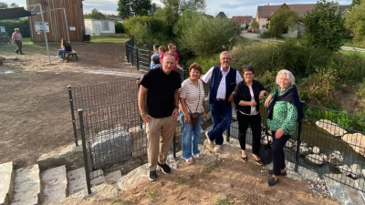 Weihten den Wasserspielplatz mit ein (von links): von der VR-Bank Michael Flory und Christine Rüttinger, Bürgermeister Peter Sendner und von der VR‑Bank-Stiftung die stellvertretende Landrätin und Kreisbäuerin Renate Ixmeier, sowie Roswitha Luger. (Foto: Christine Rüttinger)