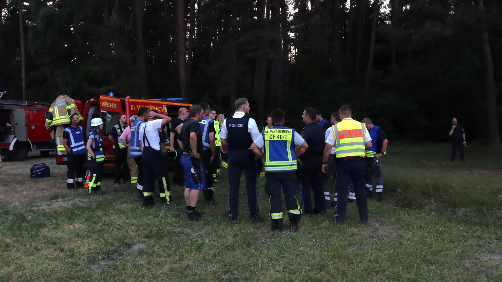 Lagebesprechung: Ein so großer Einsatz musste gut koordiniert sein. (Foto: Antonia Müller)