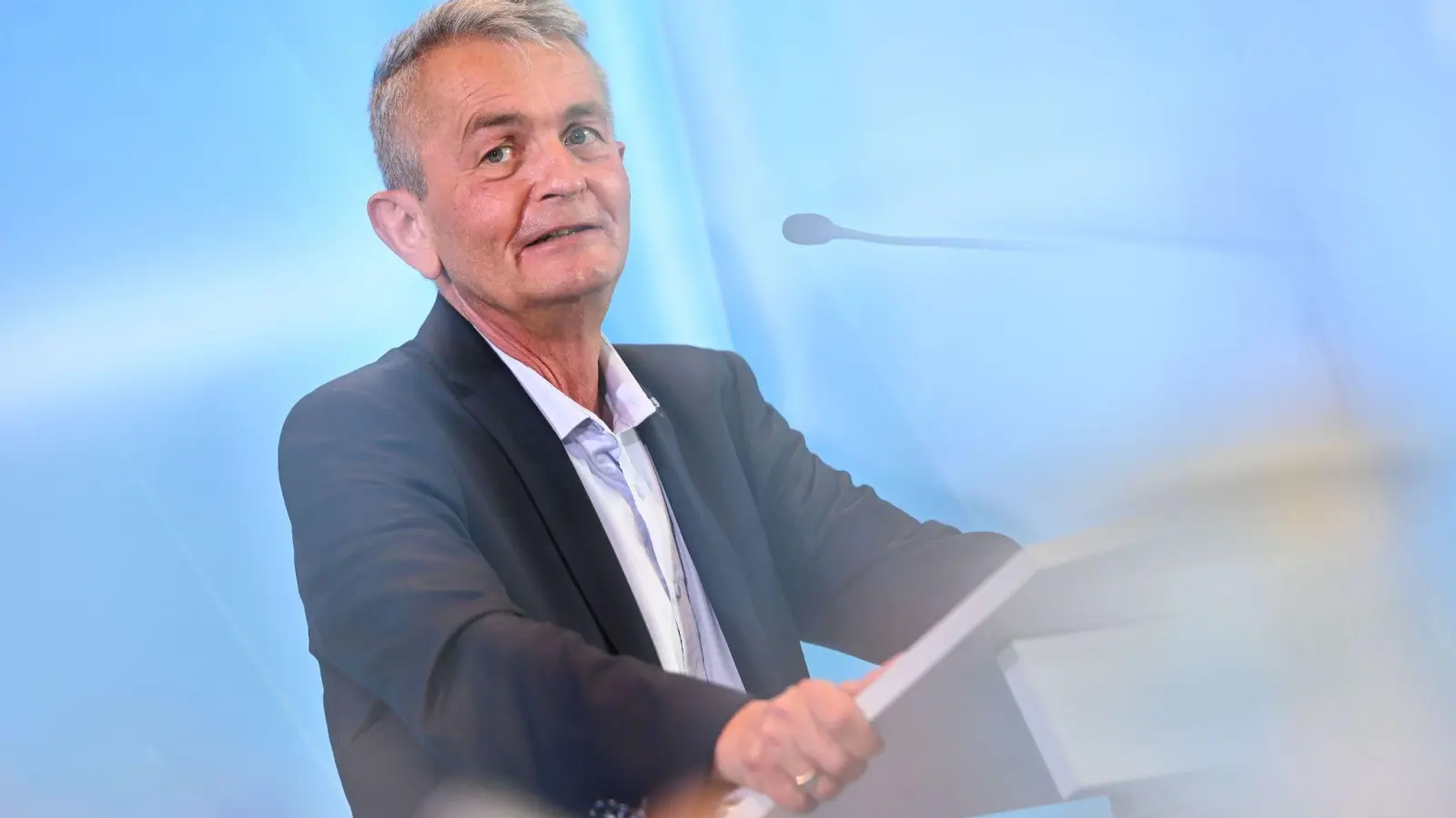 Der vbw Hauptgeschäftsführer Bertram Brossardt bei einer Pressekonferenz. (Foto: Tobias Hase/dpa/Archivbild)