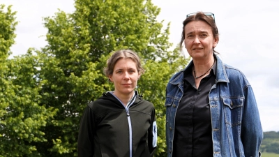 Dr. Gertrud Overmans (links) und Heidi Schilling sind enttäuscht. Sie hätten sich eine bessere Zusammenarbeit mit der Stadt gewünscht, um den Klimaschutz in Rothenburg voranzubringen. (Foto: Simone Hedler)