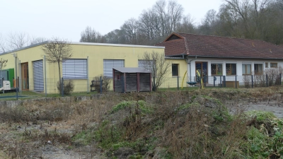 Auf dem Gelände vor dem Bestandskindergarten soll das neue Gebäude entstehen. Doch nun mussten die Rätinnen und Räte erst einmal einen Preisschock hinnehmen. (Foto: Helmut Meixner)