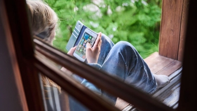 Frankreichs Präsident will ein Verbot sozialer Medien für Kinder und Jugendliche bis 15 Jahre zum nächsten Schuljahr. (Archivbild) (Foto: Annette Riedl/dpa)