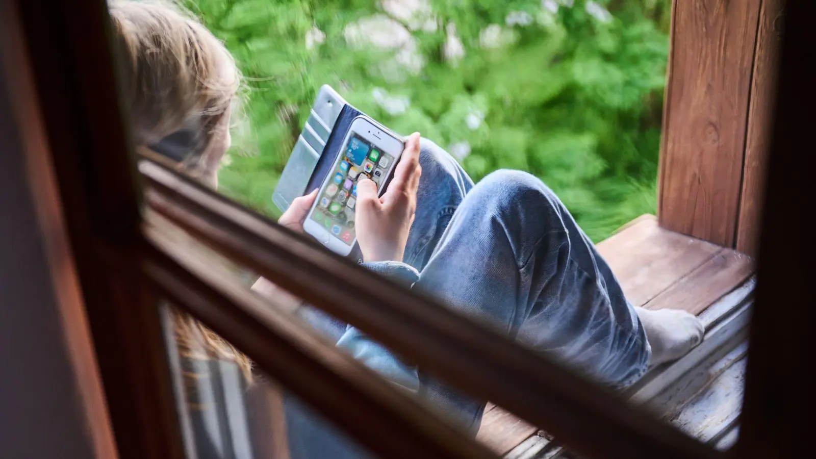 Frankreichs Präsident will ein Verbot sozialer Medien für Kinder und Jugendliche bis 15 Jahre zum nächsten Schuljahr. (Archivbild) (Foto: Annette Riedl/dpa)