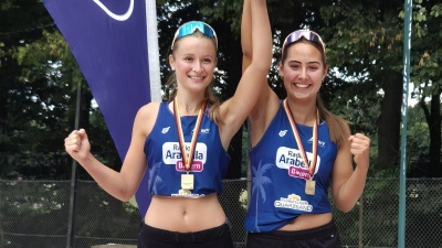 Aline Bühl (links) und Magdalena Hofmann mit dem Siegerpokal. (Foto: Anja Hofmann)