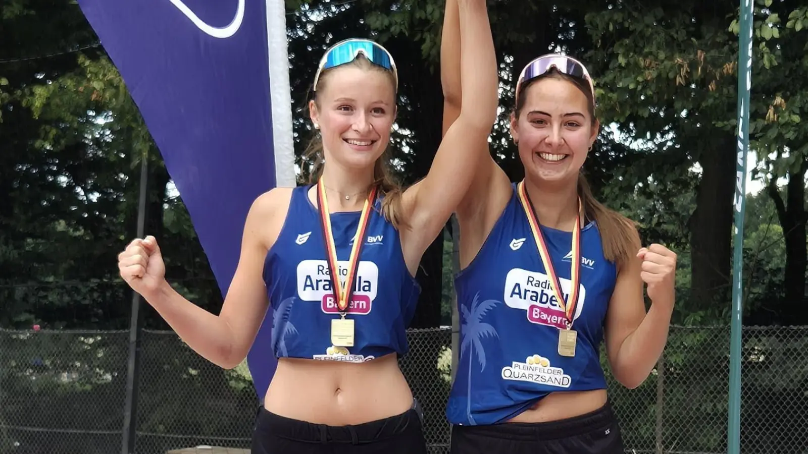 Aline Bühl (links) und Magdalena Hofmann mit dem Siegerpokal. (Foto: Anja Hofmann)