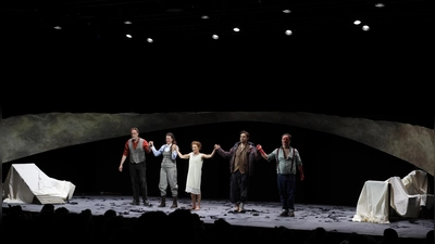 Wurden in Regensburg bejubelt (von links): Dirk Waanders, Maike Frank, Léonie Thelen, Leonard Graeber und Thomas Weber im Familiendrama „Die Erbschaft”. (Foto: Thomas Wirth)