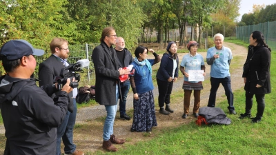 Vertreter beider Bürgerinitiativen nahmen das Kasernengelände von außen in Augenschein. Ein TV-Kameramann filmte. (Foto: Oliver Herbst)