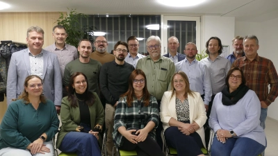 Bürgermeister Matthias Schwarz (hinten links) will wieder gewählt werden. Bei diesem Vorhaben hat er ein starkes Team hinter sich vereint. (Foto: Helmut Meixner)