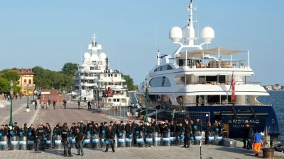 Die Polizei riegelte den Zugang zu der Jacht ab. (Foto: Luca Bruno/AP/dpa)