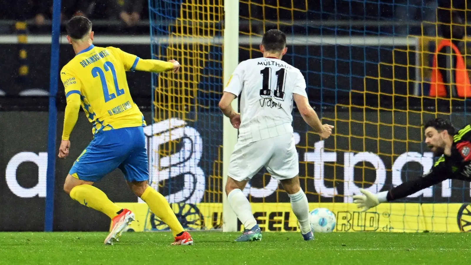 Das erste Tor zum Klassenerhalt: Braunschweigs Fabio Di Michele Sanchez (l.) trifft ins linke Eck. (Foto: Swen Pförtner/dpa)