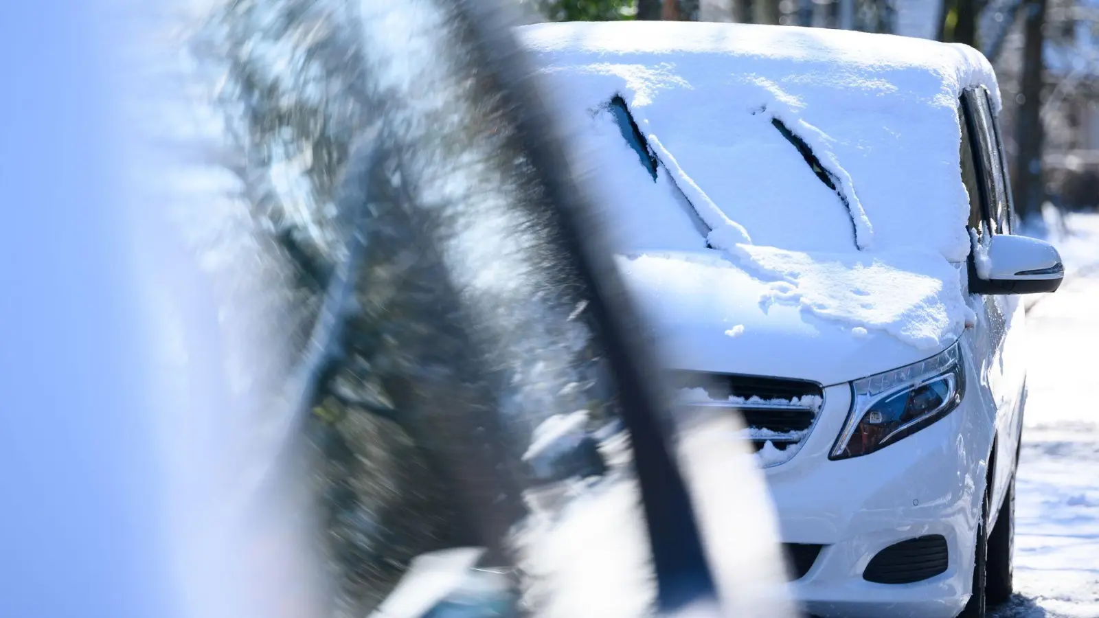 Im Winter können Scheibenwischer festfrieren. Um Schäden zu vermeiden, sollten Autofahrer sie vor Frost schützen. (Foto: Jonas Walzberg/dpa)