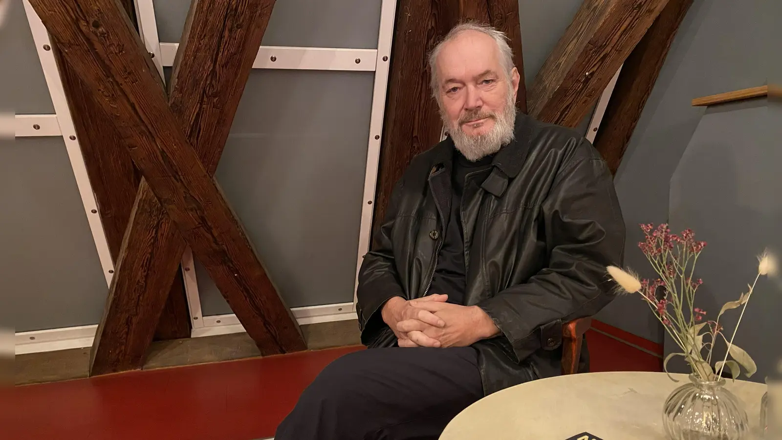 Frank Damerius ist Gastschauspieler beim Landestheater Dinkelsbühl. Er spielt den Dorfrichter Adam in dem Stück „Der zerbrochne Krug”. (Foto: Lisa-Maria Liebing)