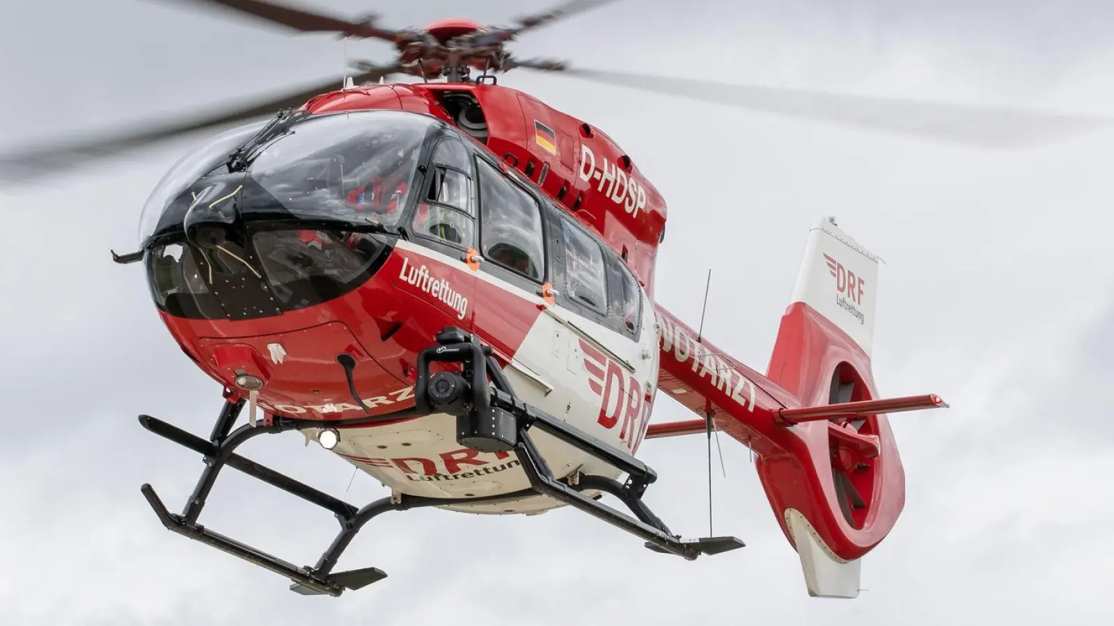 Wenn die Wege zu Krankenhäusern länger werden, sind Rettungshubschrauber oft die beste Alternative um die Patienten zu den Ärzten zu bringen, die helfen können. (Symbolbild)   (Foto: Daniel Karmann/dpa)