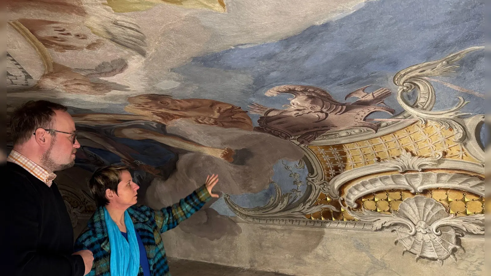 Michael Rotschedl, Vorstand der Schloss- und Gartenverwaltung Ansbach, und die Bauexpertin Ingrid Irmscher sehen sich an, wo im Bereich der Decke Schäden durch eingedrungenes Wasser entstanden waren. (Foto: Lara Hausleitner)